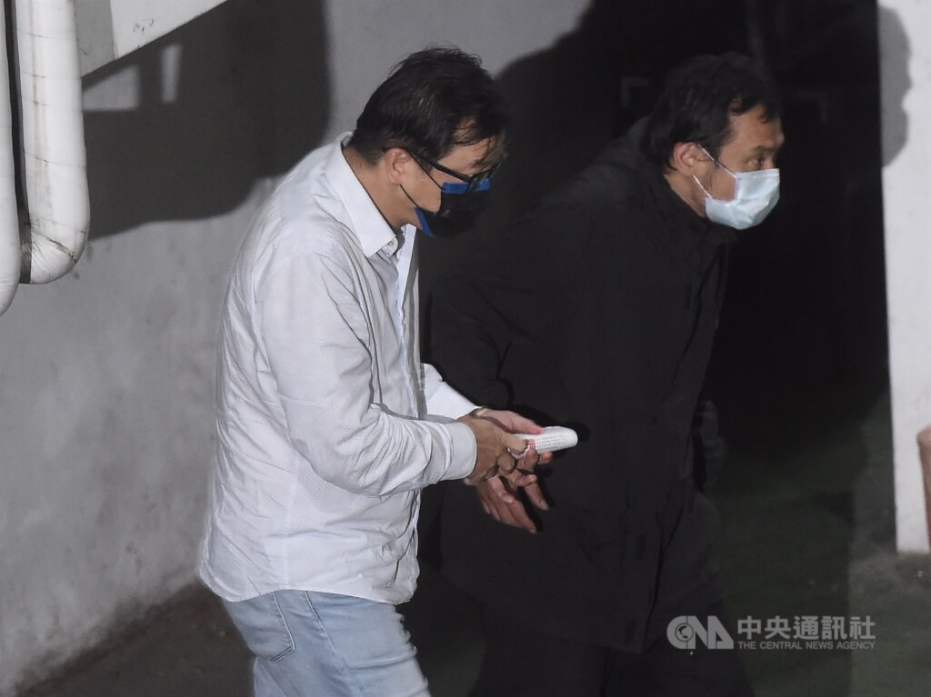 勞動部前組長游廼文（左）2020年遭檢方聲押。（中央社檔案照片）