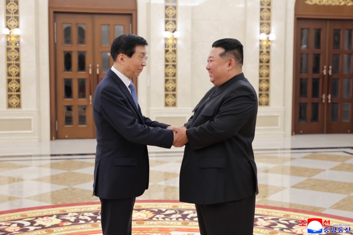 北韓領導人金正恩親自接待率中國黨政代表團來訪的中共中央政治局常委、全國政協主席王滬寧。 圖：翻攝朝中社