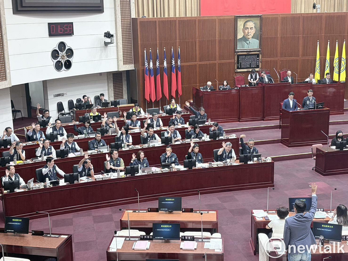 國民黨議員曾獻瑩向現場官員們提問：「應該有吃到毒油的請舉手」，現場多名官員舉手。 圖：李宣萱/攝