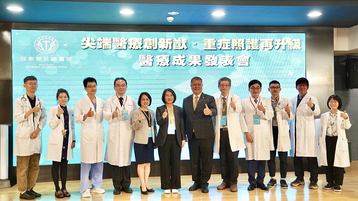 周春米(左六)宣示縣府攜手榮總打造屏東健康新願景。 圖：屏東縣政府/提供