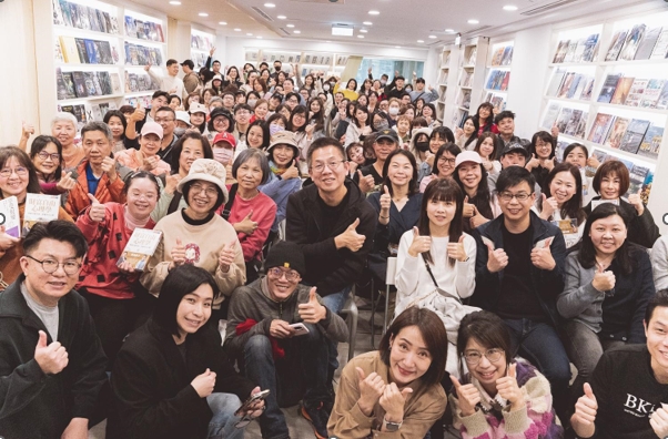 ▲圖說：益品書屋長期推廣閱讀教育，演講者郝旭烈（圖中，第二排中間著黑衣）與讀者於講座活動合影。今年迎接十週年，盼透過「夏日閱讀祭」串聯更多閱讀參與。 圖/益品書屋