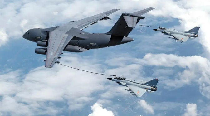 解放軍空中加油機為戰機加油。 圖 : 翻攝自軍武大V