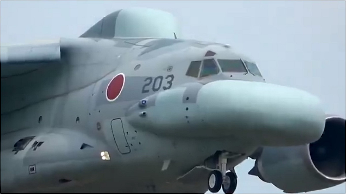 由日本防衛廳開發的新型電子戰機 XEC-2 已於近期在岐阜基地展開試飛活動，相關消息引發全球軍事愛好者的廣泛關注。 圖：擷取自 @Defence_Index X 分享影片