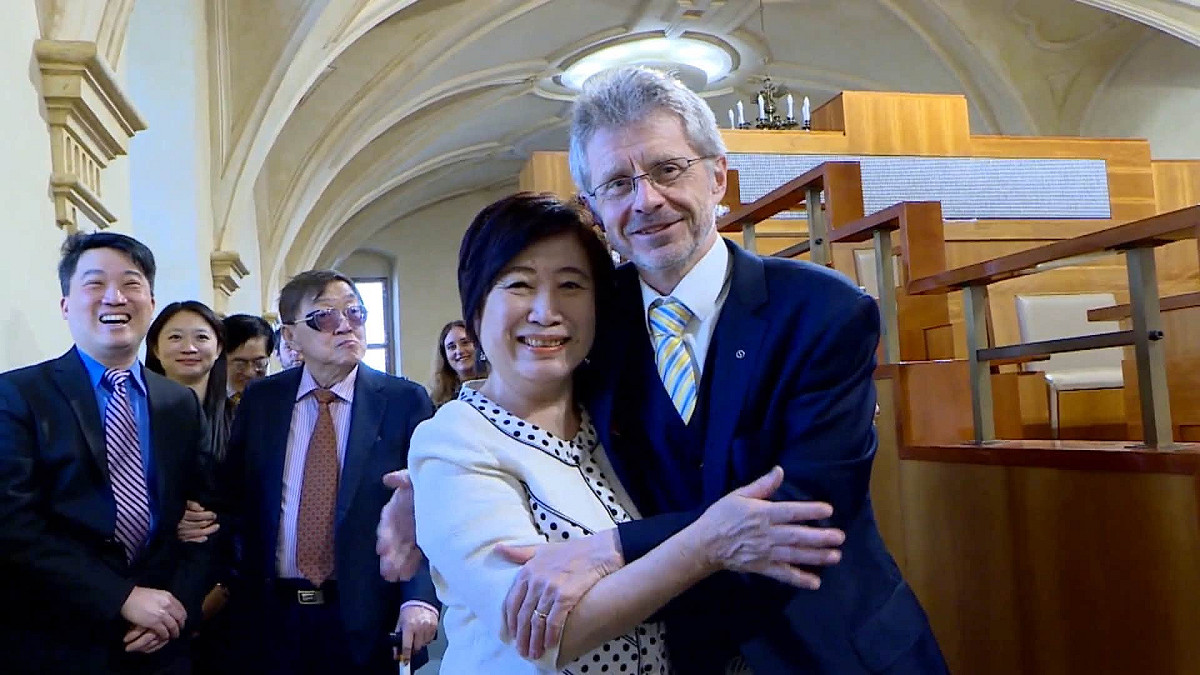 捷克參議院議長韋德齊，熱情的與前無任所大使楊黃美幸握手，感謝台灣人對捷克的支持，也表示台捷的關係，愈來愈穩固。 圖:亞太自由婦女協會提供