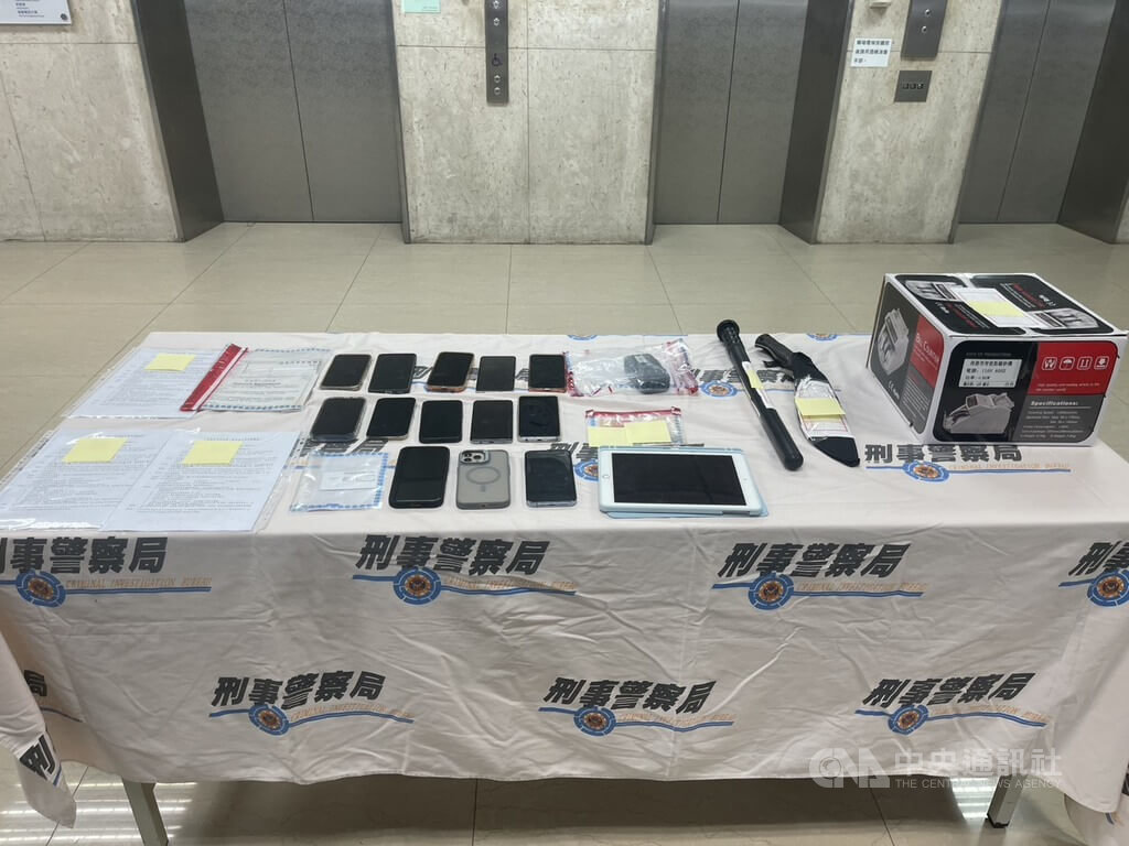 刑事局17日舉行記者會宣布破獲詐騙車手團，逮捕王姓男子等19人到案後送辦，並發現集團首腦為藏匿在境外的林姓男子，警方查緝逮人時也循線搜出偽造契約、手機等證物。（翻攝畫面）中央社記者劉建邦傳真　115年7月17日