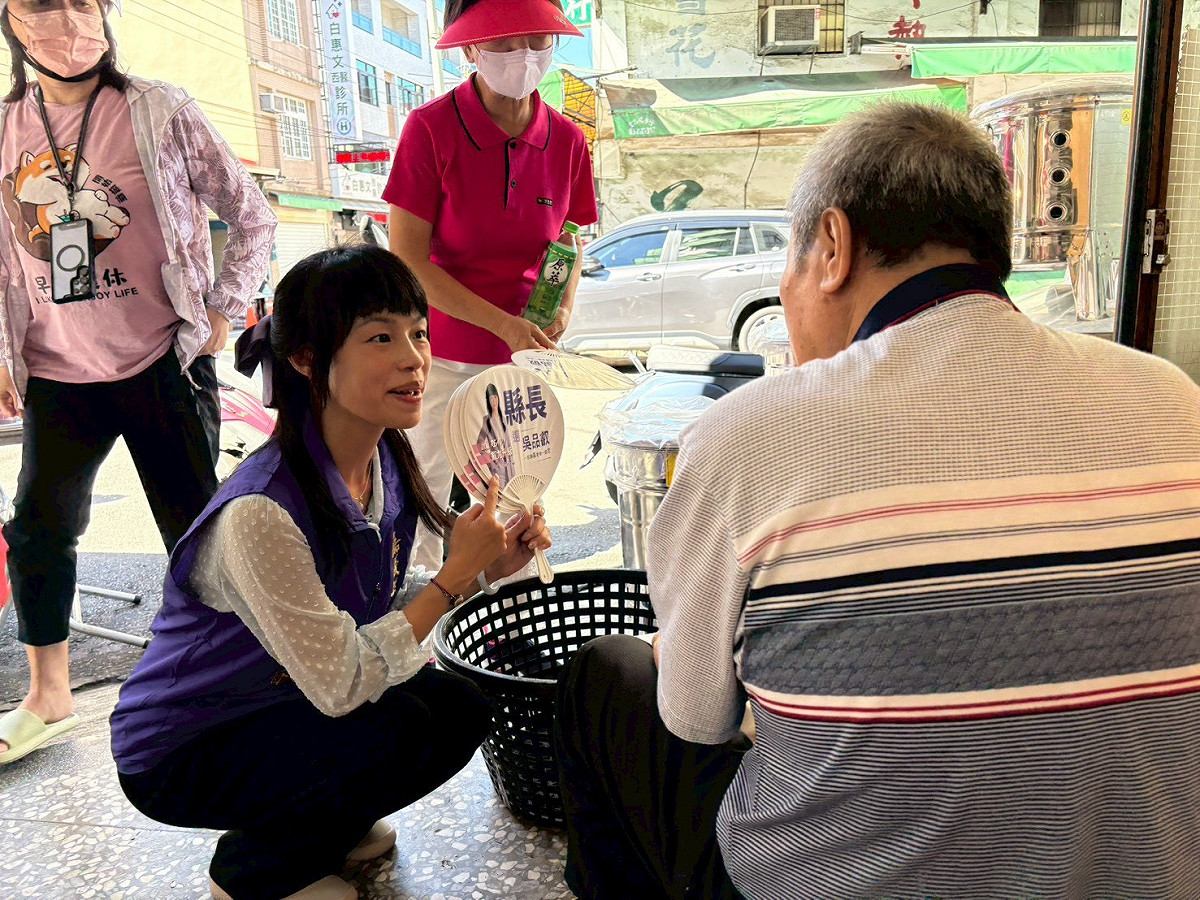 吳品叡馬不停蹄地進行逐戶拜訪。 圖：吳品叡競辦/提供