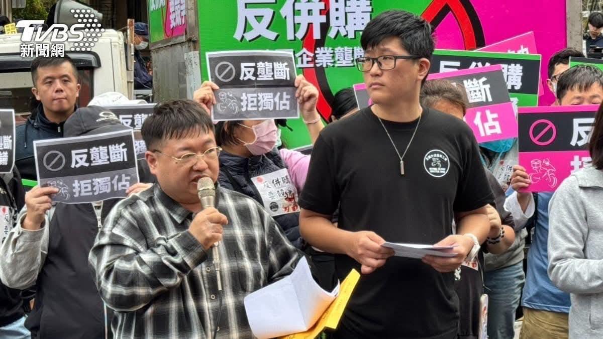蘇柏豪(前排左)強烈要求未來主管機關在審查過程中，必須將外送員、商家及工會代表納入意見參考，讓基層的聲音進入決策圈，共同緊盯勞動權益、契約制度及平台治理等核心議題。 圖：全國外送產業工會/提供