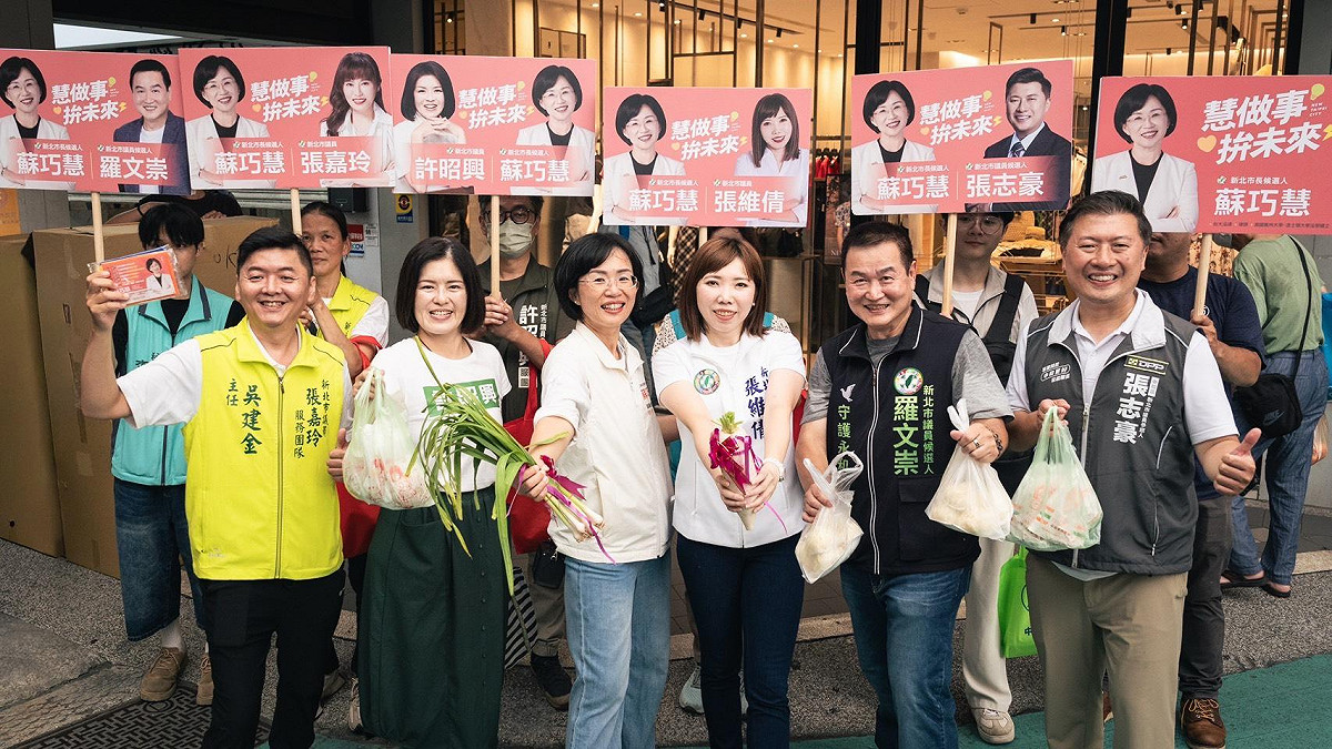 蘇巧慧隨後前往永和智光黃昏市場，與新北市議員許昭興、張維倩，新北市議員候選人羅文崇、張志豪，以及新北市議員張嘉玲服務團隊一起掃街。 圖：蘇巧慧辦公室提供