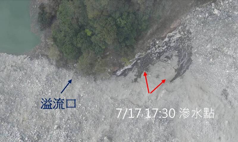 今天傍晚5點半萬里溪堰塞湖最新的空拍，已經超過警戒水位，溢流口下方壩體持續滲水。 圖：林保署花蓮分署提供