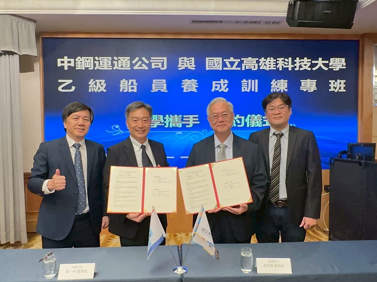 俞克維(右二)與黃一中(左二)分別代表高科大與中鋼運通簽署合作意向書。 圖：高科大/提供