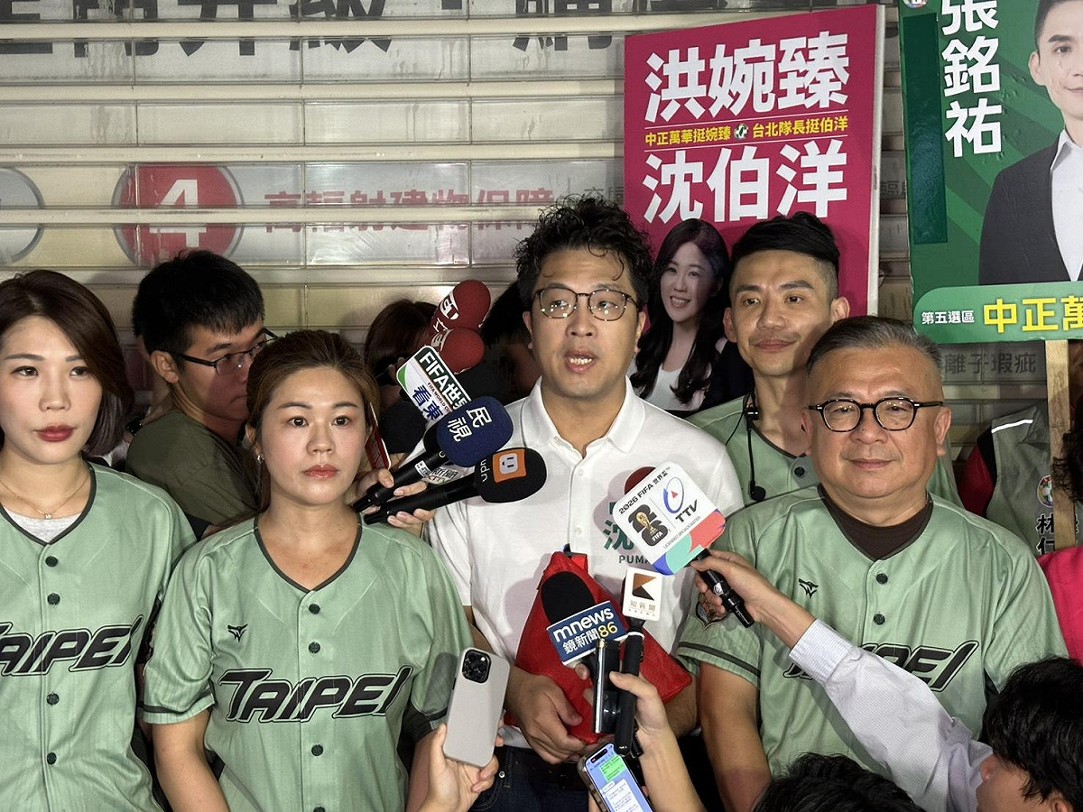 民進黨台北市長參選人沈伯洋今日前往萬華直興市場掃街，會前接受媒體聯訪。 圖：金大鈞／攝