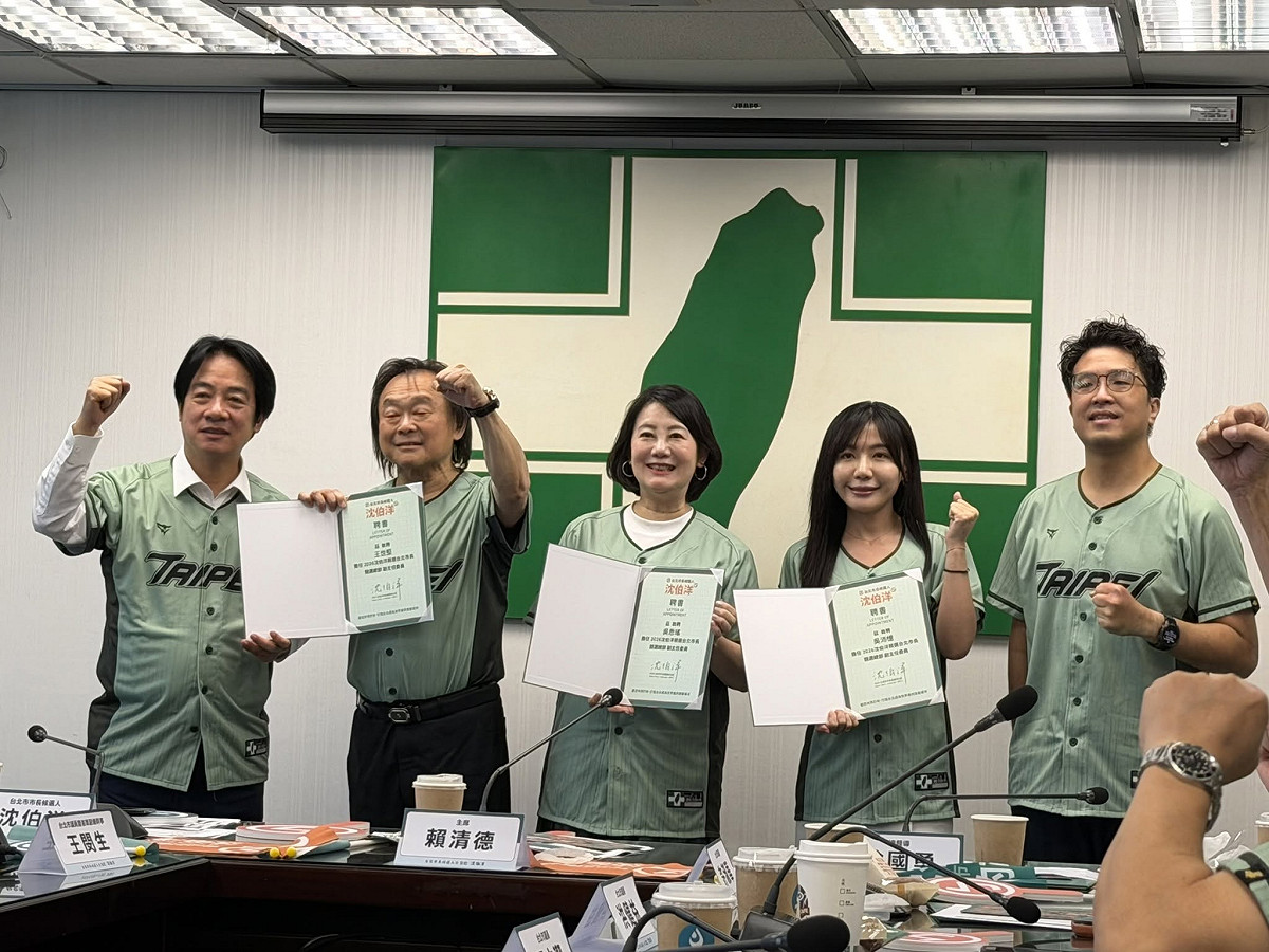 民進黨立委王世堅昨日曬出中常會照片，宣告正式加入沈伯洋競選團隊。 圖：翻攝自王世堅臉書
