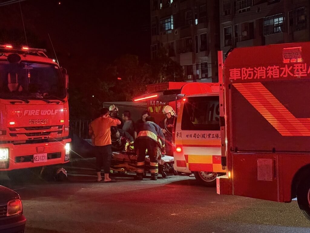 新竹縣新豐鄉一棟5層樓集合式住宅18日凌晨發生火警，警消獲報到場搶救，1女子疑因逃生不慎墜樓，無生命徵象（OHCA），其餘5人由警消協助脫困、其中2人身體不適送醫。（新竹縣政府消防局提供）中央社記者魯鋼駿傳真 115年7月18日