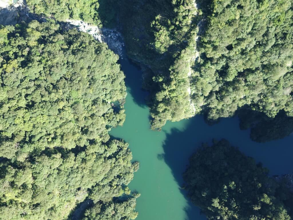 萬里溪堰塞湖18日空拍照。 圖取自林業保育署花蓮分署網頁hualien.forest.gov.tw