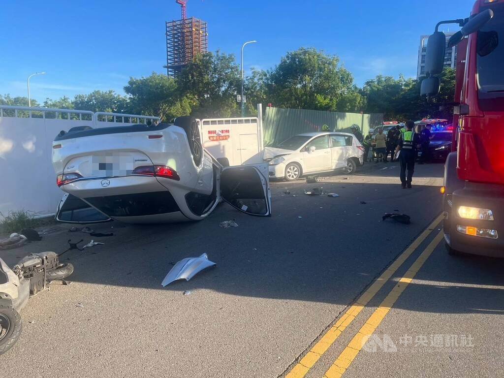 羅姓男子18日開車行經台中市北屯區，不慎擦撞騎機車的張男與路旁停放的車輛後翻覆，張男被壓在車下一度無呼吸心跳，在緊急送醫後救回，事故原因待調查釐清。（翻攝照片）中央社記者蘇木春傳真　115年7月18日