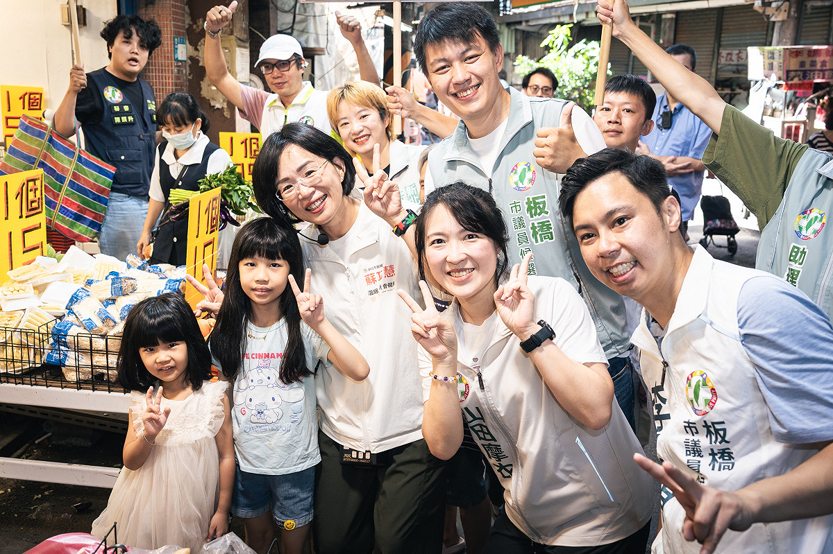 民眾拉著蘇巧慧合影留戀，許多攤商也對蘇巧慧大力肯定「一定凍蒜！」現場氣氛相當熱絡。 圖：蘇巧慧競選辦公室提供