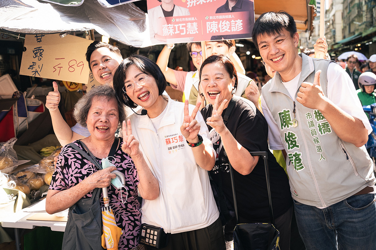 新北市長候選人、立法委員蘇巧慧今（18）日一早和新北市議員、議員候選人前往板橋興隆市場掃街拜票，許多人對蘇巧慧大力比讚高喊「一定贏！」 圖：蘇巧慧競選辦公室提供