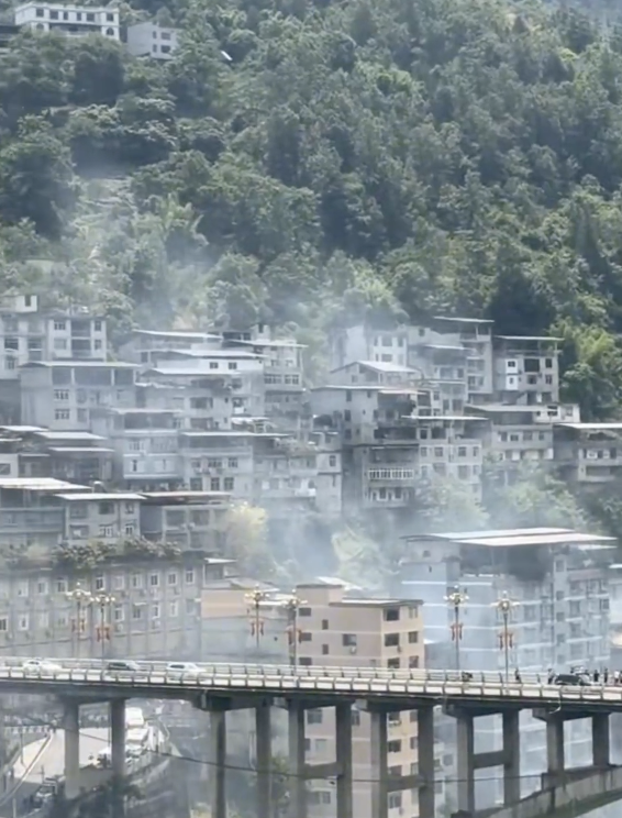 重慶彭水縣於 717 日上午發生大規模山體崩塌，已造成至少 8 人死亡、34 人失聯，並有多名傷者送醫救治。 圖：翻攝自 X