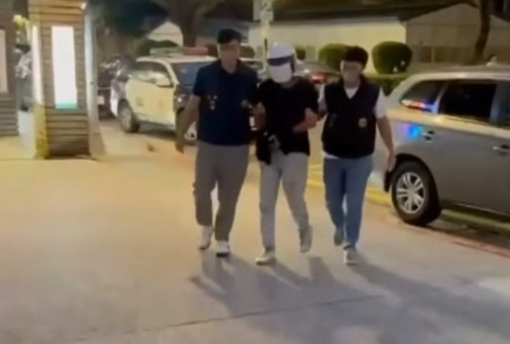 台北市士林區天母 17 日下午發生一起持利器強盜案。一名顧姓男子因積欠債務，尾隨 50 歲田姓婦人並持利器搶走包包後逃逸，得手約 1 萬元現金。 圖：翻攝自記者爆料網