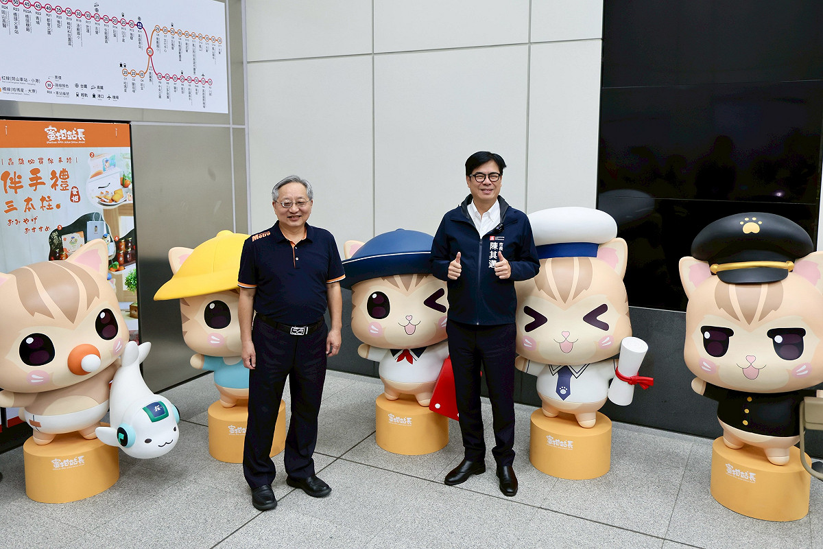 陳其邁(右)與動漫公仔、蜜柑站長FRP雕像合影。 圖：高雄市政府/提供