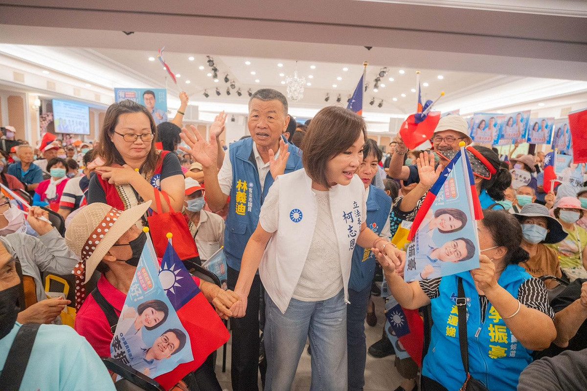 柯志恩(中)進場時受到鄉親熱烈歡迎。 圖：國民黨高雄市黨部/提供