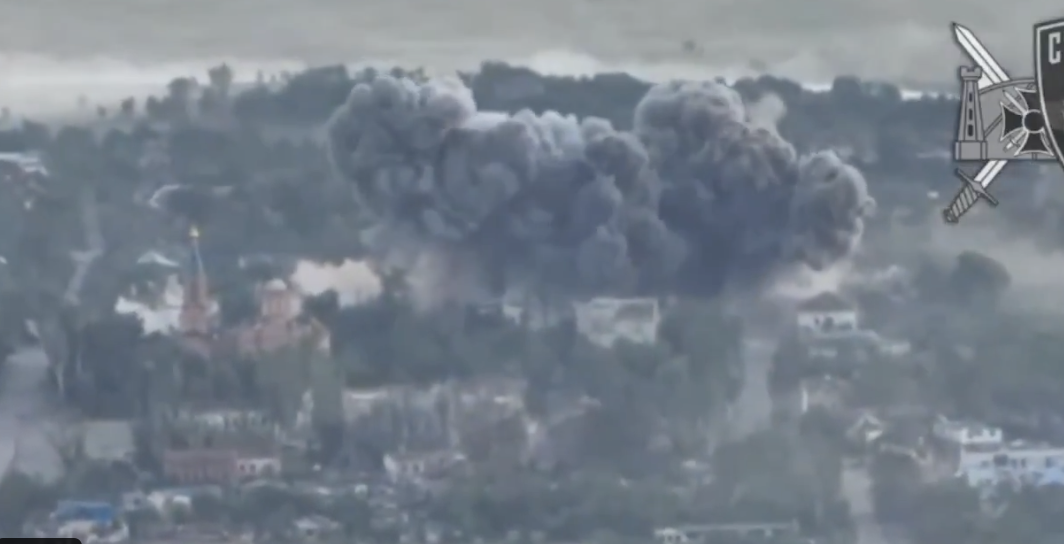 俄軍在扎波羅熱州（Zaporizhzhia）奧里希夫（Orikhiv）地區投下一枚重達 3 噸的滑翔炸彈（KAB／FAB），造成巨大爆炸。 圖：翻攝自 X Jürgen Nauditt