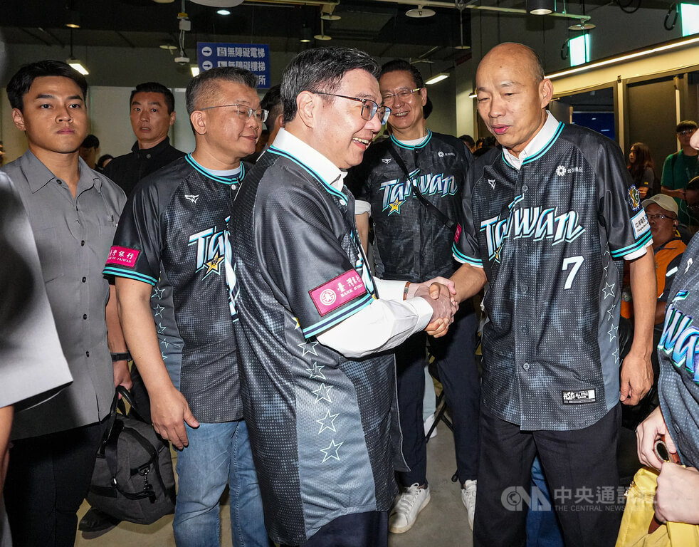行政院長卓榮泰（前中）、立法院長韓國瑜（前右）18日一同現身台北大巨蛋，出席2026中華職棒明星對抗賽活動，兩人入場前握手致意。左3為中職會長蔡其昌。中央社記者鄭清元攝　115年7月18日