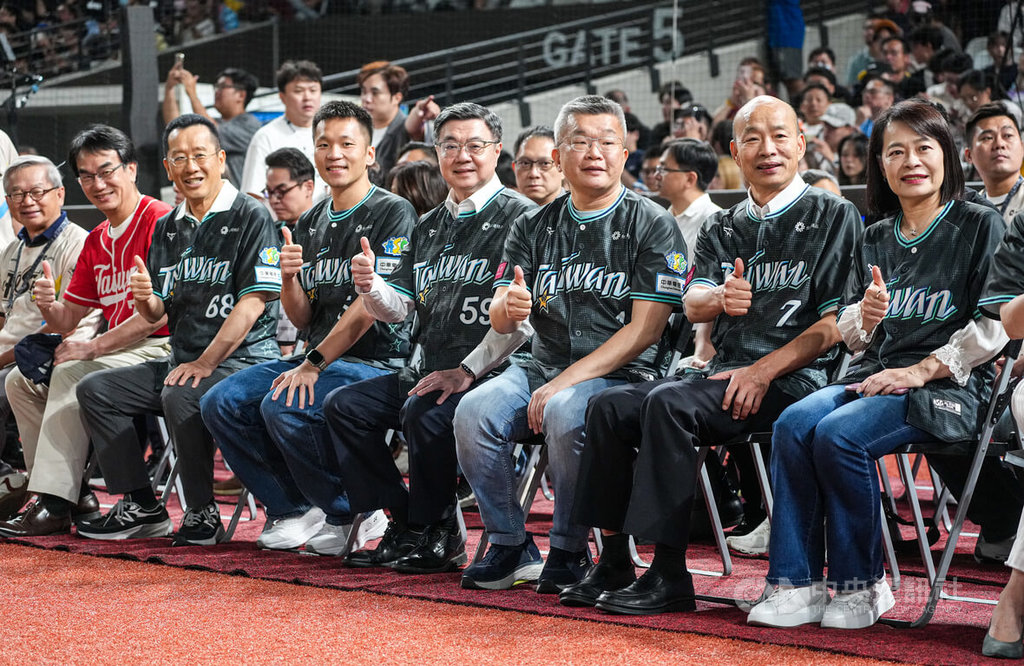 2026中華職棒明星對抗賽18日在台北大巨蛋舉行，國防部長顧立雄（前左3起）、運動部長李洋、行政院長卓榮泰、中職會長蔡其昌、立法院長韓國瑜等人皆出席支持，在場邊豎起大拇指合影。中央社記者鄭清元攝　115年7月18日