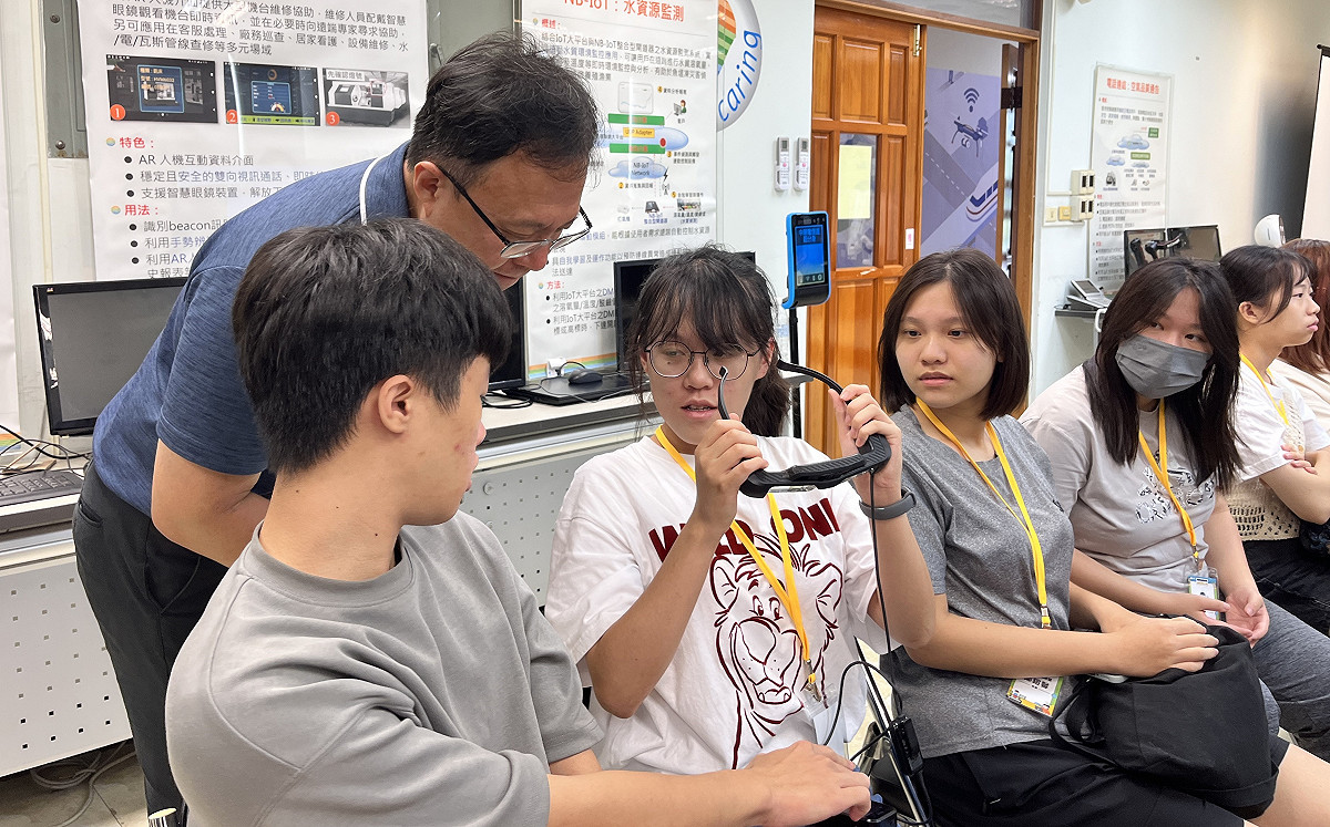 學員參訪中華電信智慧園區，配戴AR眼鏡體驗擴增實境。 圖：高雄市青年局/提供