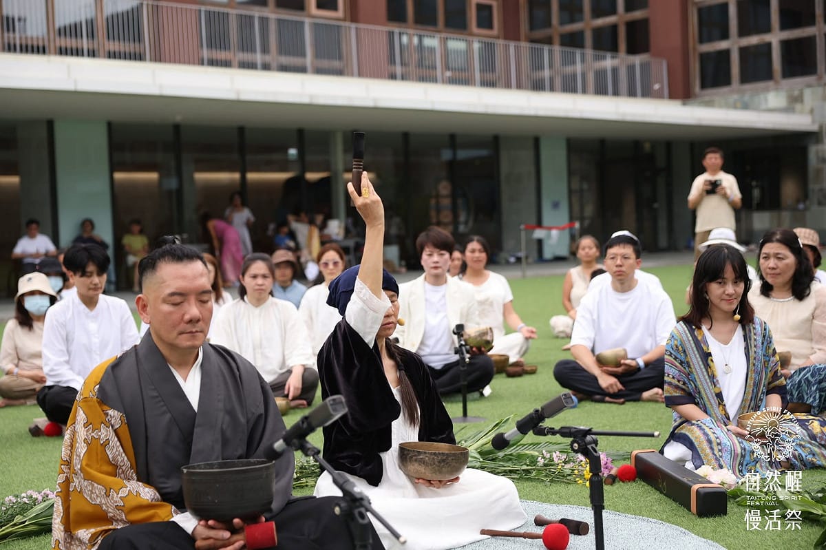 《自然醒慢活祭》已發展成為台東重要慢活品牌，持續透過森林、音樂、藝術及身心療癒體驗，推廣健康慢活。(療癒體驗示意圖) 圖：取自《自然醒慢活祭》臉書