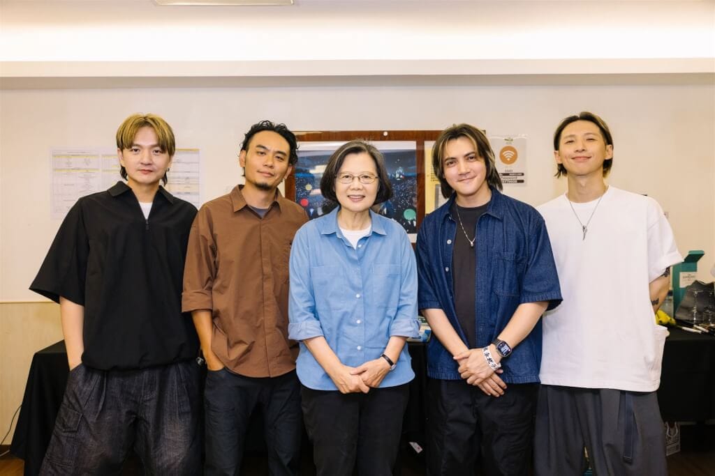 前總統蔡英文（中）18日出席觀賞滅火器樂團小巨蛋演唱會。 圖:取自蔡英文Threads threads.com/@tsai_ingwen