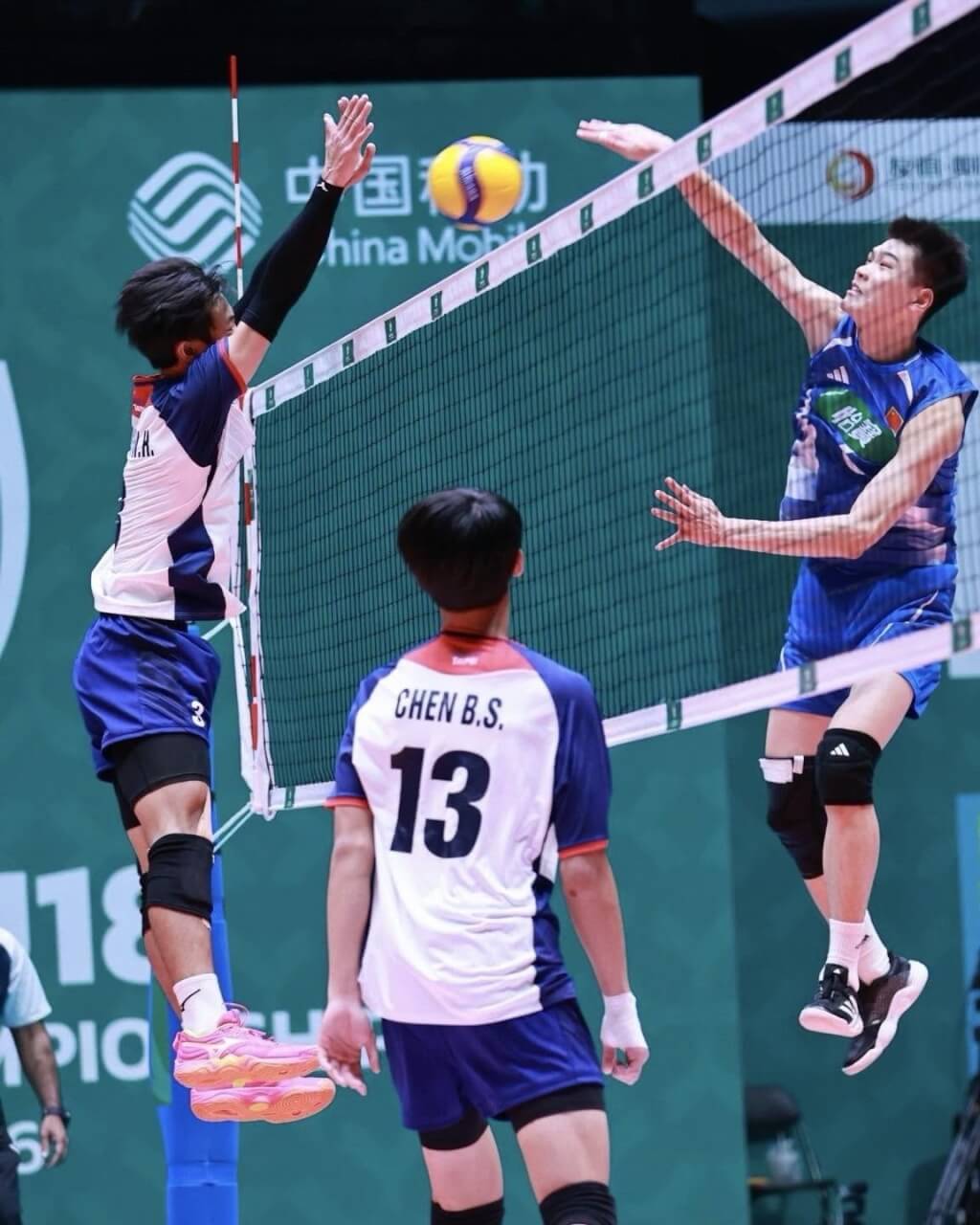 台灣男排（白衣）18日在亞洲U18男子排球錦標賽逆轉地主中國隊，順利拿到季軍。（圖取自facebook.com/CTVBA888）