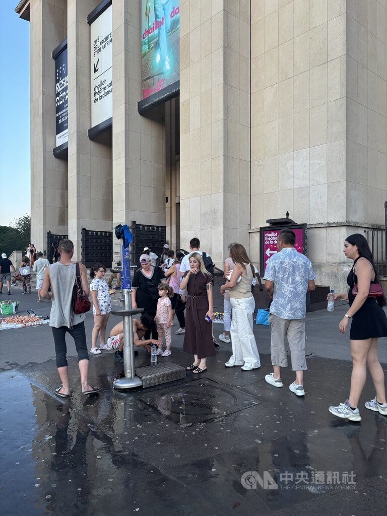 法國6月出現猛烈熱浪，巴黎氣溫一度突破攝氏40度。圖為遊客在托卡德洛廣場（Trocadéro）旁的供水設施尋找一點清涼。 圖：中央社提供