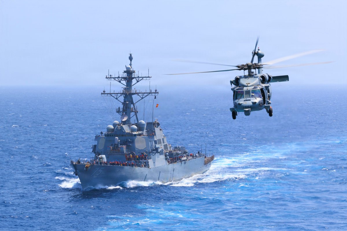 美國海軍神盾驅逐艦「唐納德·庫克號」（USS Donald Cook, DDG 75）目前正部署於阿拉伯海（Arabian Sea），並配合 MH-60S 海鷹直升機進行海上執勤。 圖/取自X平台U.S. Central Command  @CENTCOM