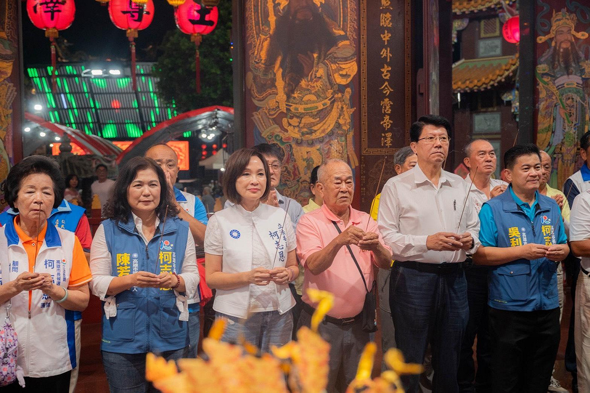 柯志恩(前排左三)在首場廟口那卡西音樂會前，先參拜大樹保安宮。 圖：柯志恩競辦/提供