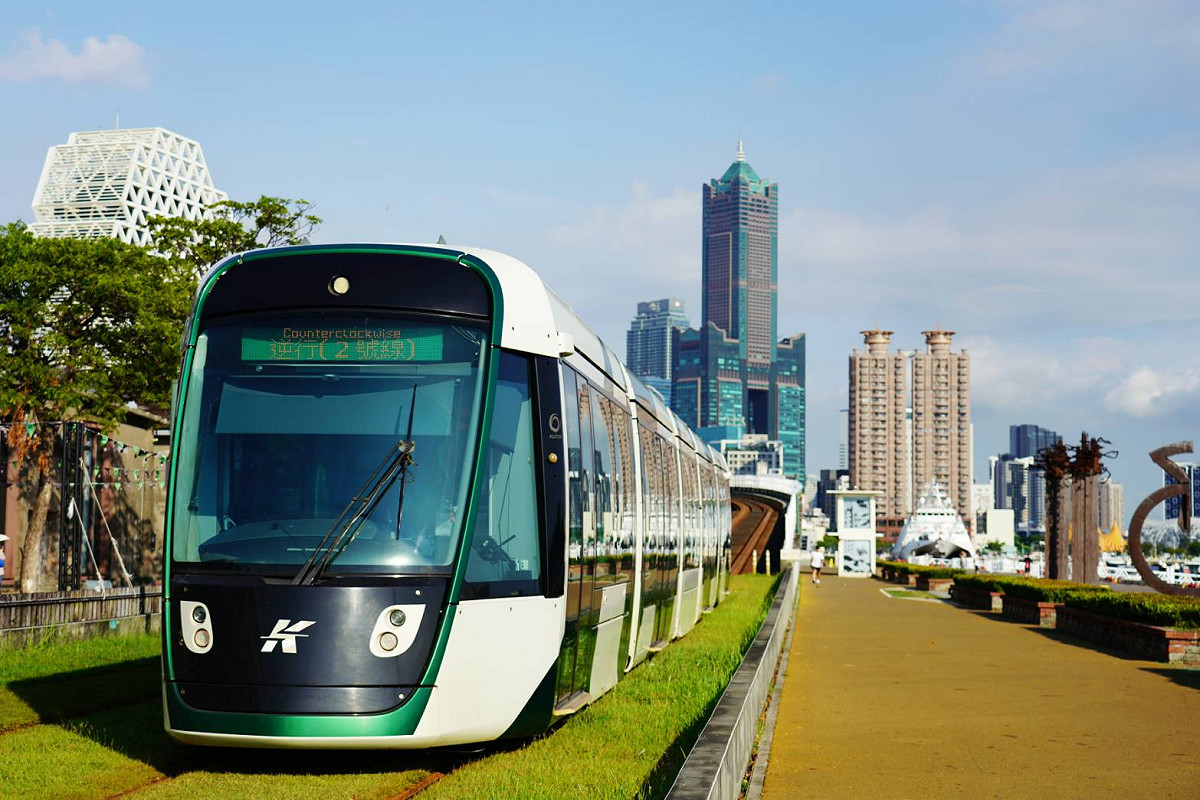 高雄輕軌已從觀光線蛻變城市生活主幹。 圖：高雄市捷運工程局/提供