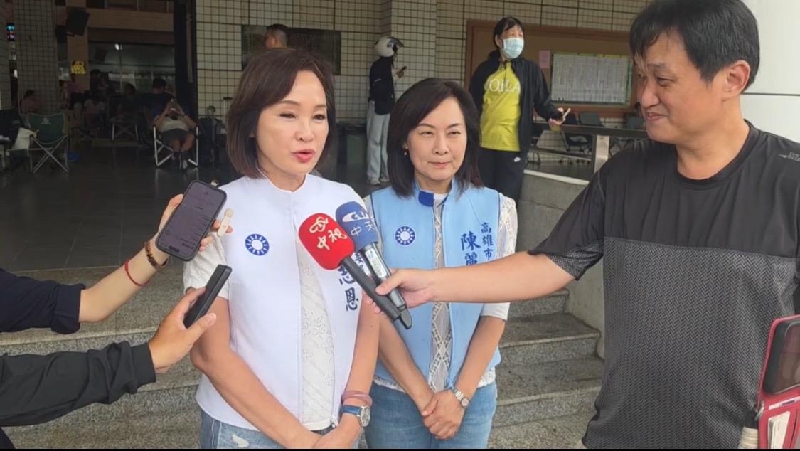 柯志恩(左)強烈要求一如2010年民進黨的標準，行政院長道歉、衛福部長下台。 圖：孫家銘翻攝