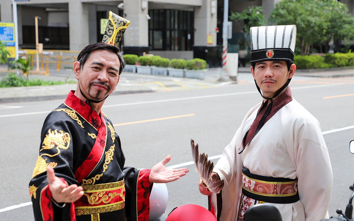 三國時代的劉備與諸葛亮「穿越時空」現身宣導短交通安全。 圖：高雄市新聞局/提供