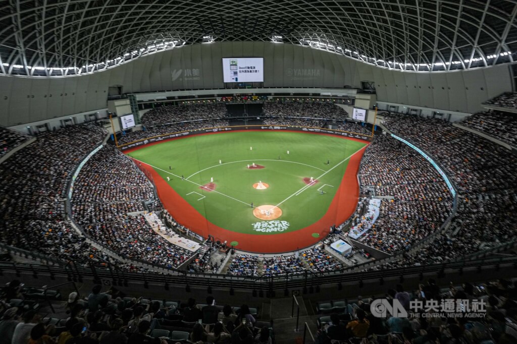 2026中華職棒明星對抗賽18日起連續2天在台北大巨蛋登場，首日吸引大批球迷進場觀戰。 中央社記者鄭清元攝　115年7月18日