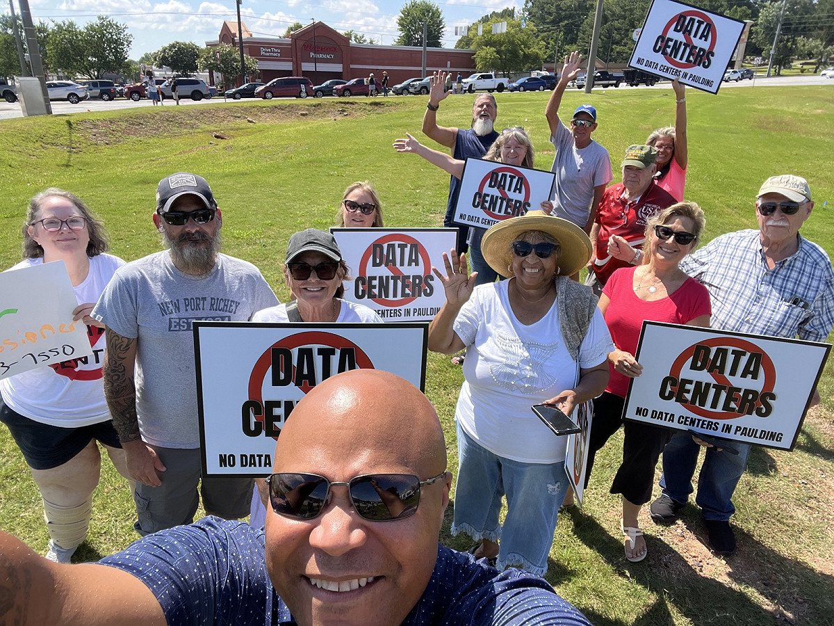 美國民眾聚會舉牌表達反對興建AI資料中心訴求。 圖：翻攝「X」@ShawnForGeorgia