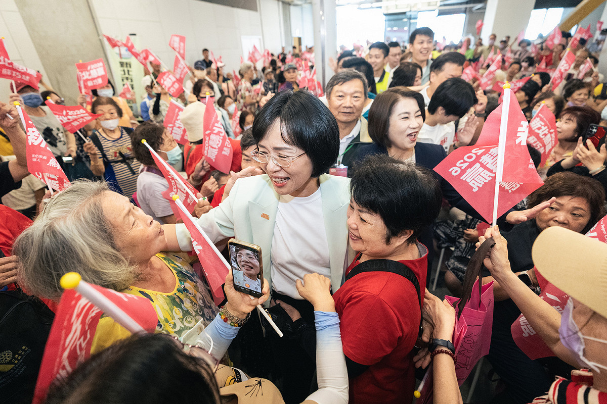 蘇巧慧一到場受到全場破千民眾熱烈歡迎，全場高喊「2026，新北會贏！」「新北屏東一起贏！」氣氛相當熱烈。 圖：蘇巧慧競選辦公室提供