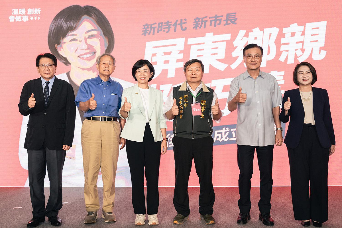 新北市長候選人、立委蘇巧慧今（19）日舉辦「屏東同鄉後援會」，邀請現任屏東縣長周春米，以及歷任屏東縣長包括海基會董事長蘇嘉全、前屏東縣長曹啟鴻、總統府秘書長潘孟安等人站台力挺。 圖：蘇巧慧競選辦公室提供
