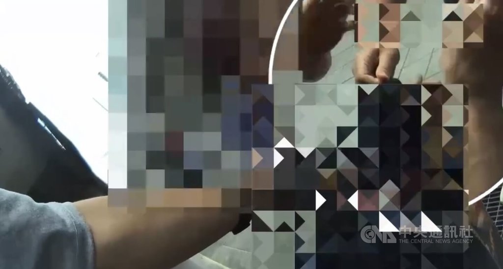 台北市警方溯源追查毒駕案，循線查知供毒上游為3旬涂姓男子，他遭警方拘提時，竟還想隨手吸食喪屍煙彈，遭警喝止、查扣送辦。（翻攝照片）中央社記者黃麗芸傳真　115年7月19日