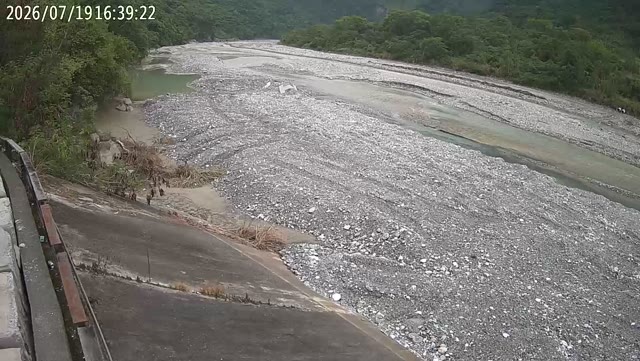 至今天下午4時30分，萬里溪堰塞湖水位已經超過警戒高程1086公尺達1公尺，來到1087.53公尺。 圖：取自鳳林萬榮圳幹線進水門即時影像