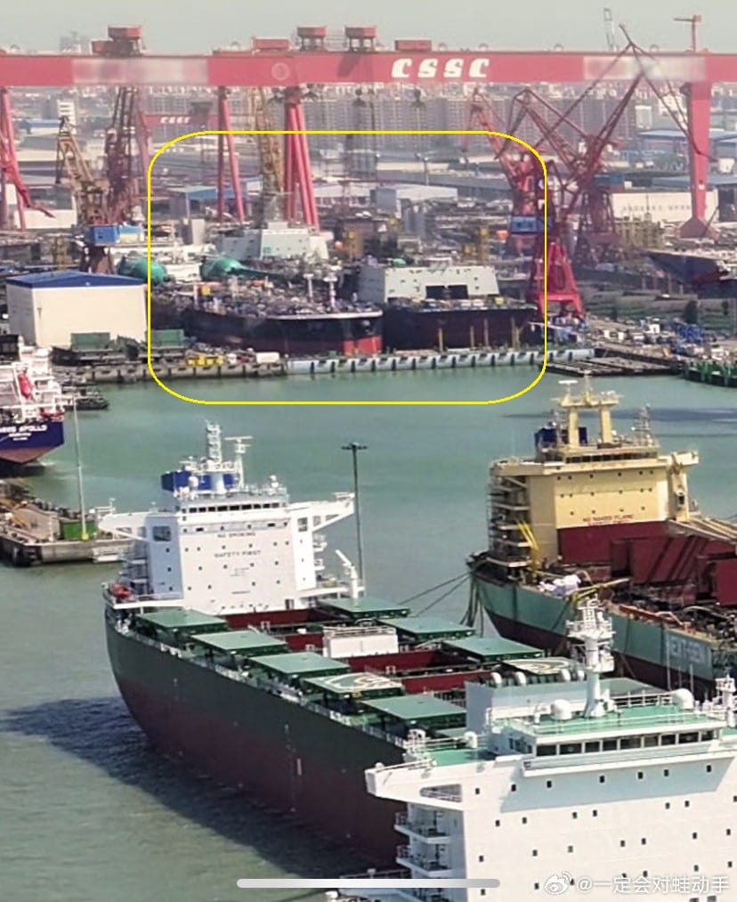 中國廣州東南方龍穴島造船廠正建造一艘長約 270 公尺、外界推測可能是全球最大海軍補給艦的新型艦艇。 圖：翻攝自 X 帳號 @AlexLuck9