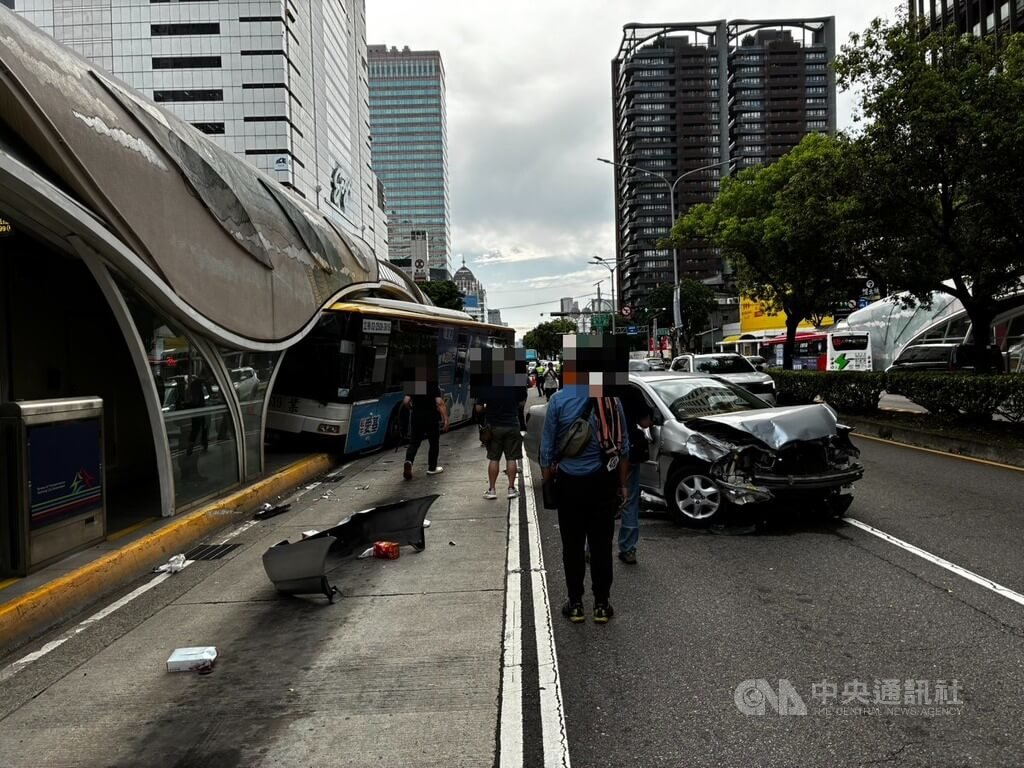 台中市西區公車專用道科博館站19日下午發生疑似小客車追撞後，再撞擊公車導致失控撞進站內事故，共計4人受傷送醫。（翻攝照片）中央社記者蘇木春傳真　115年7月19日