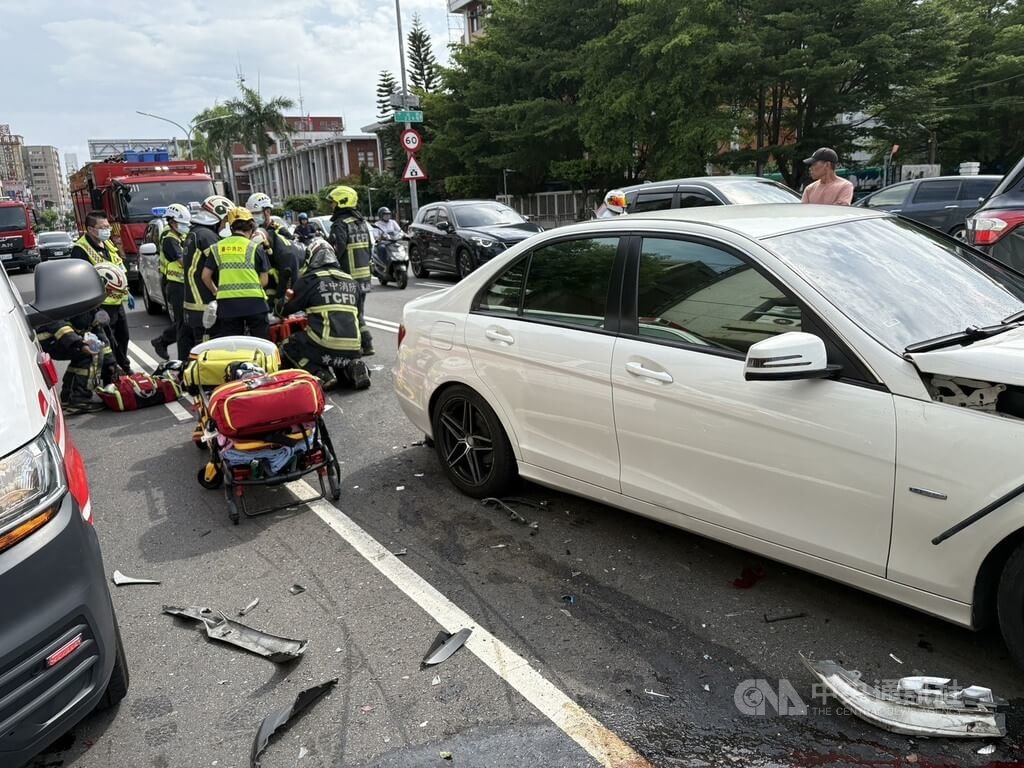 台中市豐原區19日下午發生5輛汽車追撞事故，另有1部機車遭夾擊，消防局獲報到場，救出汽車駕駛及乘客3人，多為擦挫傷、意識清楚；機車騎士無生命徵象（OHCA），送醫搶救。（翻攝照片）中央社記者蘇木春傳真　115年7月19日