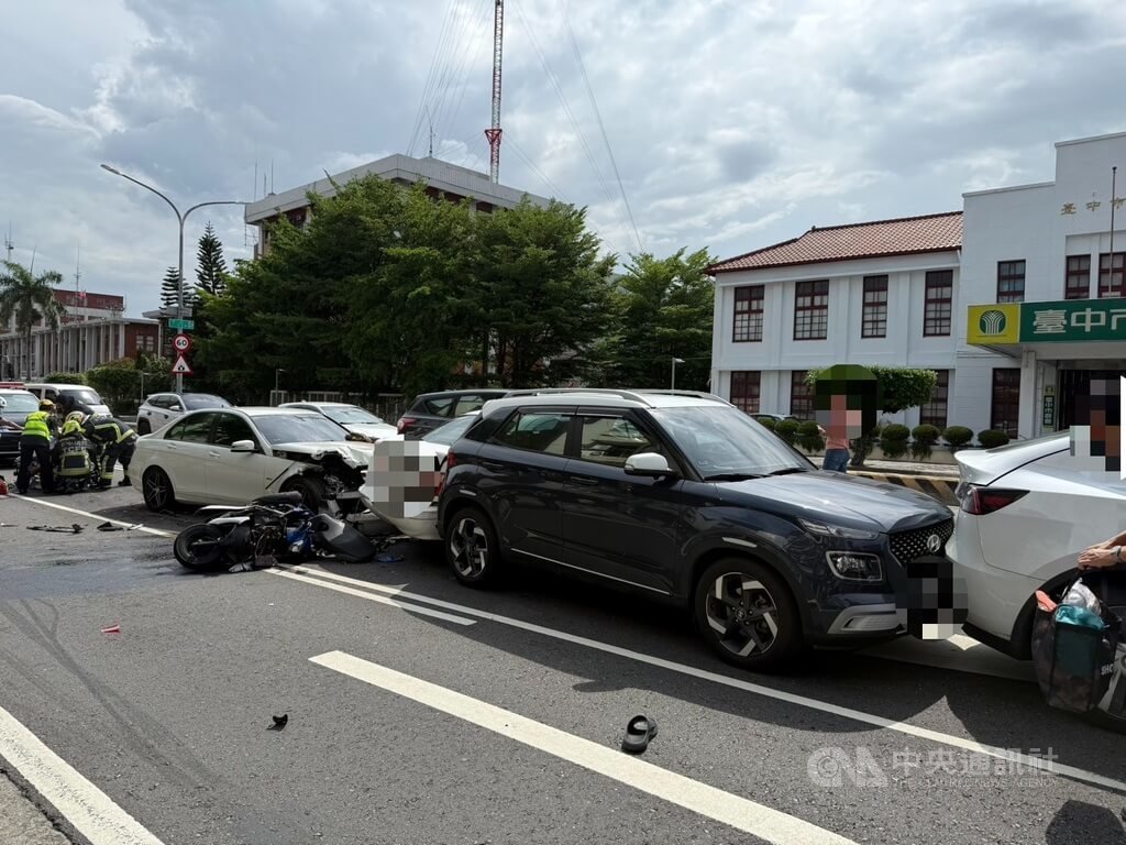 台中劉姓女子19日開車行經豐原區中山路，突然衝撞前方多輛汽車與機車，造成6人受傷送醫，其中1名機車騎士傷重不治，劉女經唾液毒品檢測呈陽性被警方送辦。（翻攝照片）中央社記者蘇木春傳真　115年7月19日