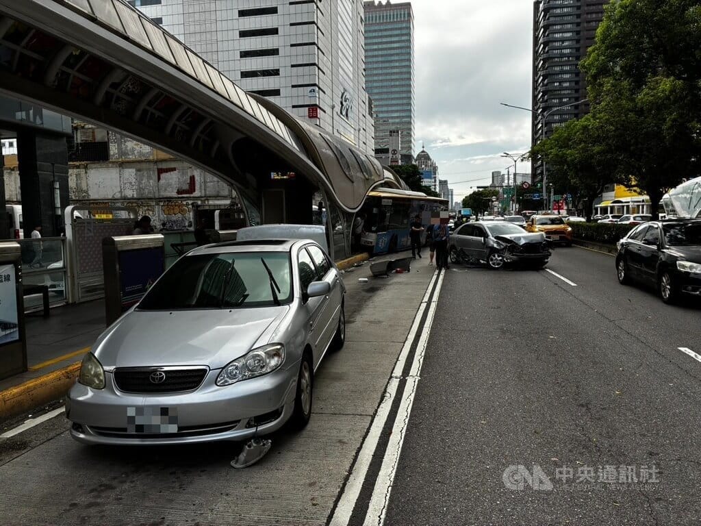 59歲鍾姓男子19日開車行經台中市西區，違規行駛公車專用道變換車道時，與另一輛小客車發生碰撞，再撞上一輛公車，導致公車失控撞進科博館公車站，共造成4人受傷送醫，幸均無生命危險。（翻攝照片）中央社記者蘇木春傳真　115年7月19日