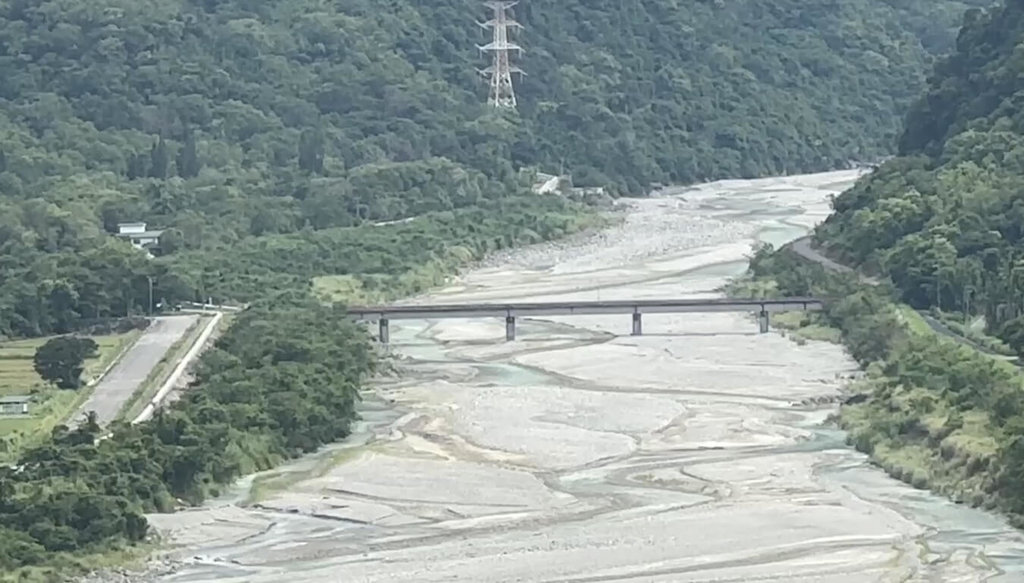 林業及自然保育署花蓮分署表示，萬里溪堰塞湖19日傍晚水位計還在升高，水仍未漫出，其因是科學調查數據可能有誤差；推估為晴天溢流，堰塞湖水侷限於河道內。圖為西寶大橋傍晚情形。（民眾提供）